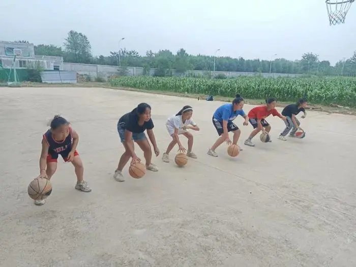 青少年篮球运动员体能训练特征包括_0
